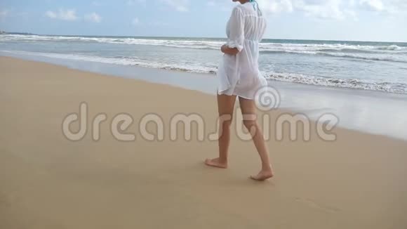 穿着泳装的美女赤脚在海边散步去海边的小女孩女性脚踩着视频的预览图