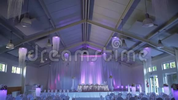 紫色灯光下美丽的婚礼装饰大厅视频的预览图