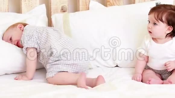 可爱的婴儿躺在床上视频的预览图