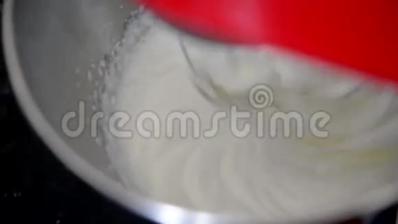 在专业搅拌机的碗中搅拌奶油的过程边缘运动视频的预览图