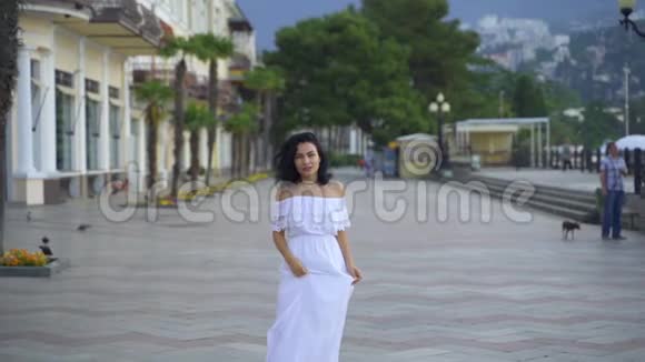 穿着白色裙子的美丽鞑靼女孩视频的预览图