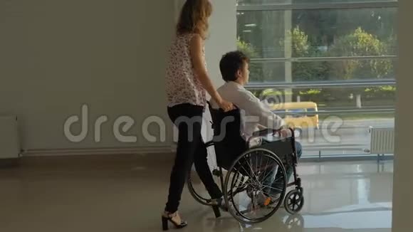 商务女性驾驶轮椅一个残疾人商人坐在轮椅上正在打电话视频的预览图