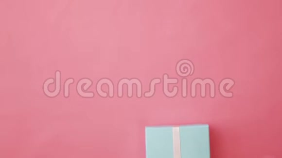 简单设计女性手拿蓝色礼品盒隔离粉彩贴色彩缤纷时尚背景视频的预览图