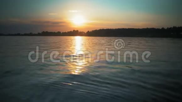 夏天日落湖上的宁静视频的预览图