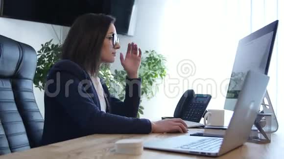 在办公桌前工作的女裁缝视频的预览图