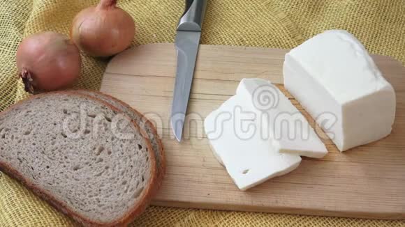 山羊奶酪放在木切割板上适当的营养维生素健康食品视频的预览图