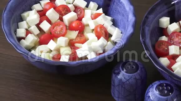 带樱桃番茄的沙拉和带丁的山羊奶酪视频的预览图