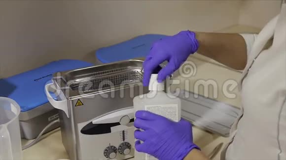 牙科牙医仪器放置在消毒箱内视频的预览图