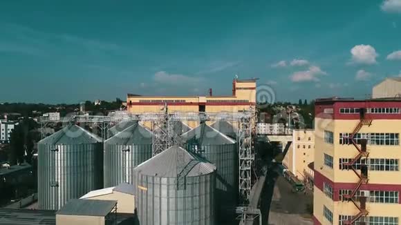 农业粮食烘干机综合体带有称重站的现代粮仓视频的预览图