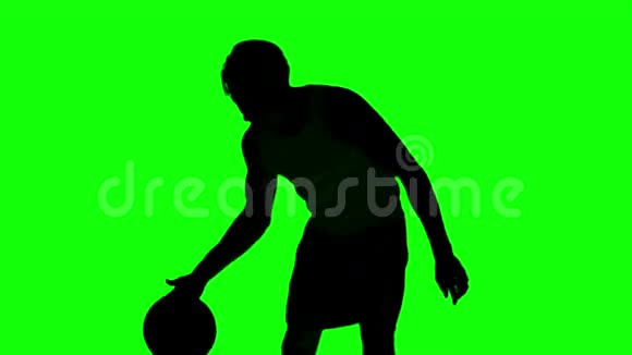 一个男人在绿色屏幕上玩篮子的剪影视频的预览图