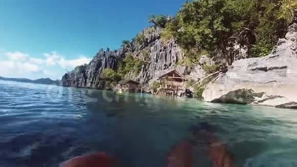 在湖里游泳东南亚的性质视频的预览图