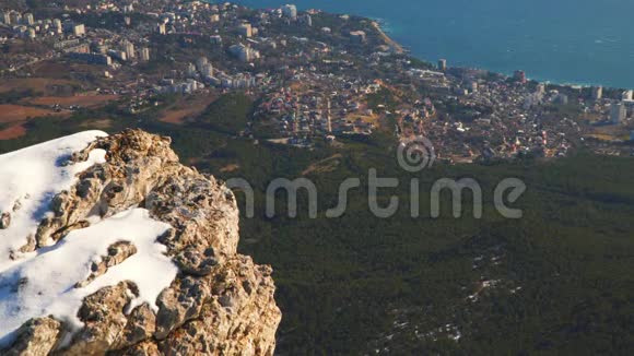 从高山到黑海沿岸城市的景色视频的预览图