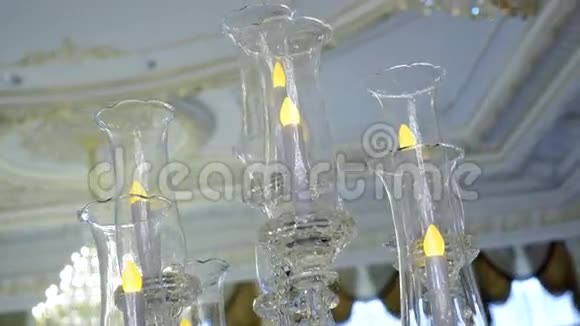 以盘子刀叉蜡烛苔藓绿叶和面包装饰的婚礼桌视频的预览图