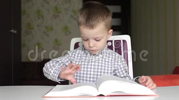一个翻书的男孩视频的预览图