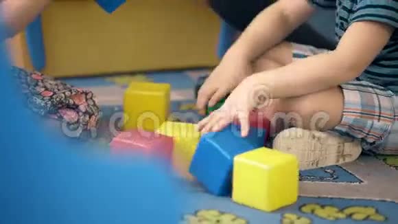 幼儿搭建彩色塑料积木塔视频的预览图