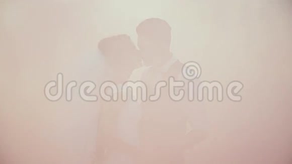 新娘和新郎在雾中视频的预览图
