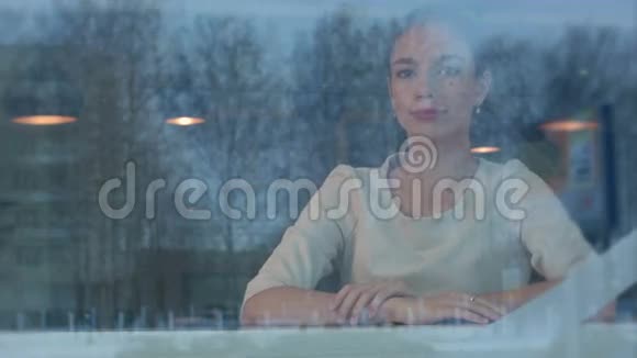 微笑的侍者在咖啡馆里给女顾客端咖啡视频的预览图