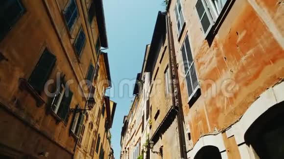 罗马古老历史地区的一条舒适狭窄的街道视频的预览图