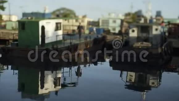 码头上旧拖轮水面倒影视频的预览图