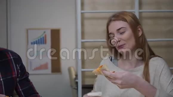工人们在办公室吃披萨视频的预览图
