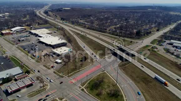 堪萨斯托普卡一个州际公路的空中俯视图视频的预览图
