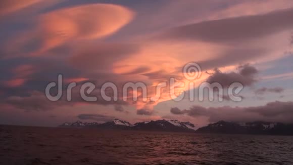 南极洲福克兰群岛海岸线上的日落和雪山视频的预览图