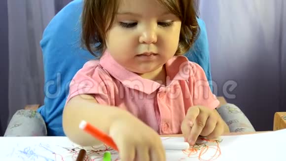 小女孩在餐桌上画画创意发展画一幅画早开始学前概念视频的预览图