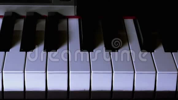 钢琴上的影子运动视频的预览图