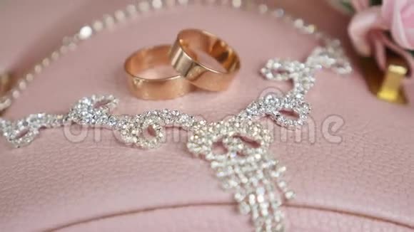 梦幻般的金戒指和项链照片视频的预览图