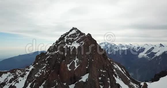 落基山脉的山峰覆盖着雪从无人驾驶飞机拍摄俯视视频的预览图