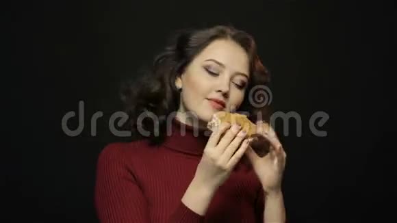 年轻女子吃三明治特写镜头视频的预览图