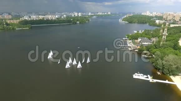 射鸟眼睛飞的无人机缓缓飞过碧水河两岸美丽的酒店游艇码头视频的预览图