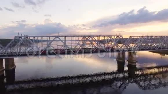 铁路桥横跨伏尔加河这是乘火车空中景观视频的预览图