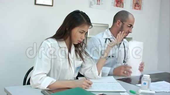 一对年轻的医生和护士吵架后互相嘲笑视频的预览图