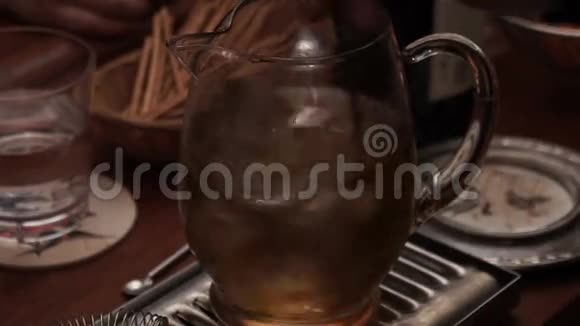 一个人用酒器在饮料中搅动冰视频的预览图