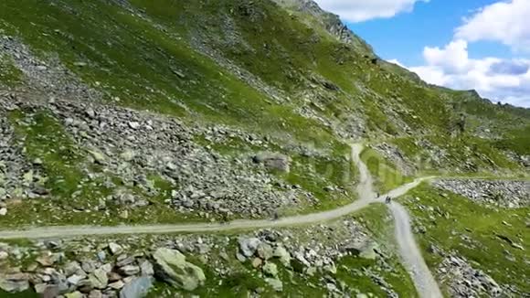 一个登山者在瑞士骑着一条美丽的小径的空中视频这段视频是在Verbier附近拍摄的视频的预览图