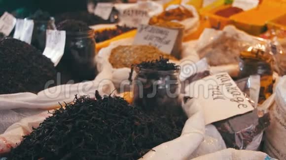 柜台市场上的格鲁吉亚茶视频的预览图