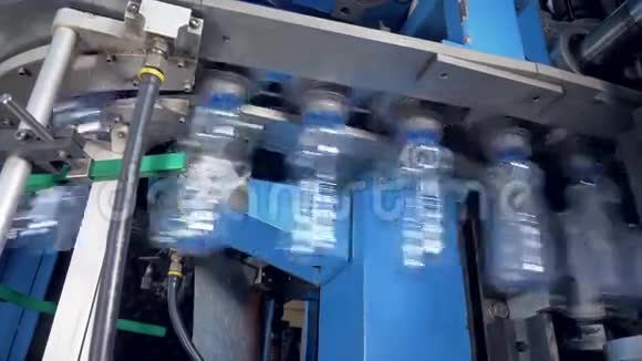 运送PET瓶的工厂机械视频的预览图