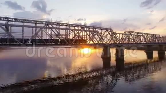 横跨伏尔加河的铁路大桥这是一列货运火车空中景观视频的预览图