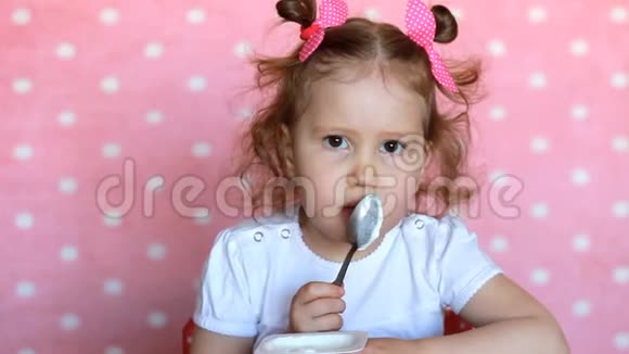 小女孩早餐吃酸奶孩子吃白奶酪视频的预览图