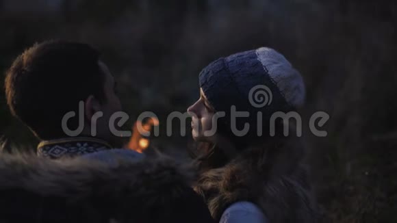 一对浪漫的夫妇在篝火旁休息聊天亲吻和爱抚视频的预览图
