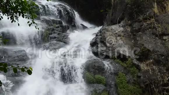 泰国萨里卡大瀑布的顶部向山麓倾斜视频的预览图