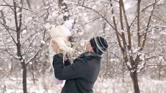 父亲和女儿在冬天视频的预览图