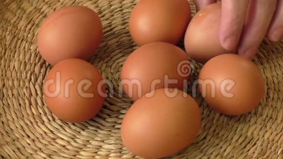 新鲜的棕色鸡蛋放在篮子里鸡蛋视频的预览图