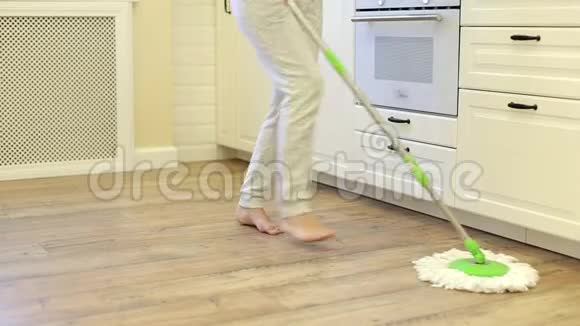 女人在客厅打扫地板视频的预览图
