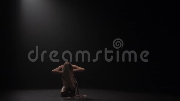 在工作室跳舞的长发性感女人的慢动作视频的预览图
