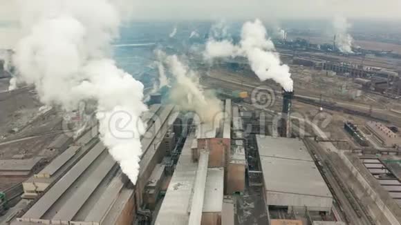 工业区大红白管粗白烟从厂区管道浇筑污染视频的预览图