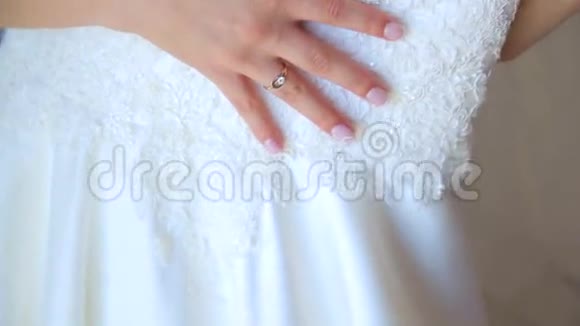 新娘手中的紧身衣正在拥抱婚纱视频的预览图
