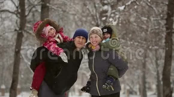 降雪时的幸福家庭视频的预览图