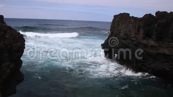 极端的大西洋海浪摧毁了海岸视频的预览图